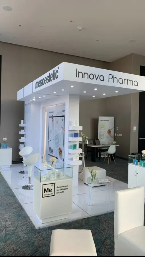 Stand de Mesoestetic e Innova Pharma con módulo blanco, vitrinas de producto y rótulo superior