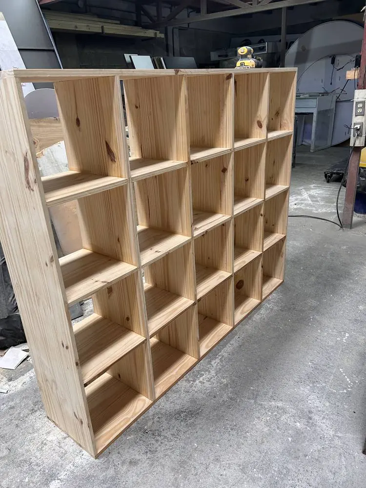 Mueble de casilleros de madera recién armado en el taller, todavía sin acabado