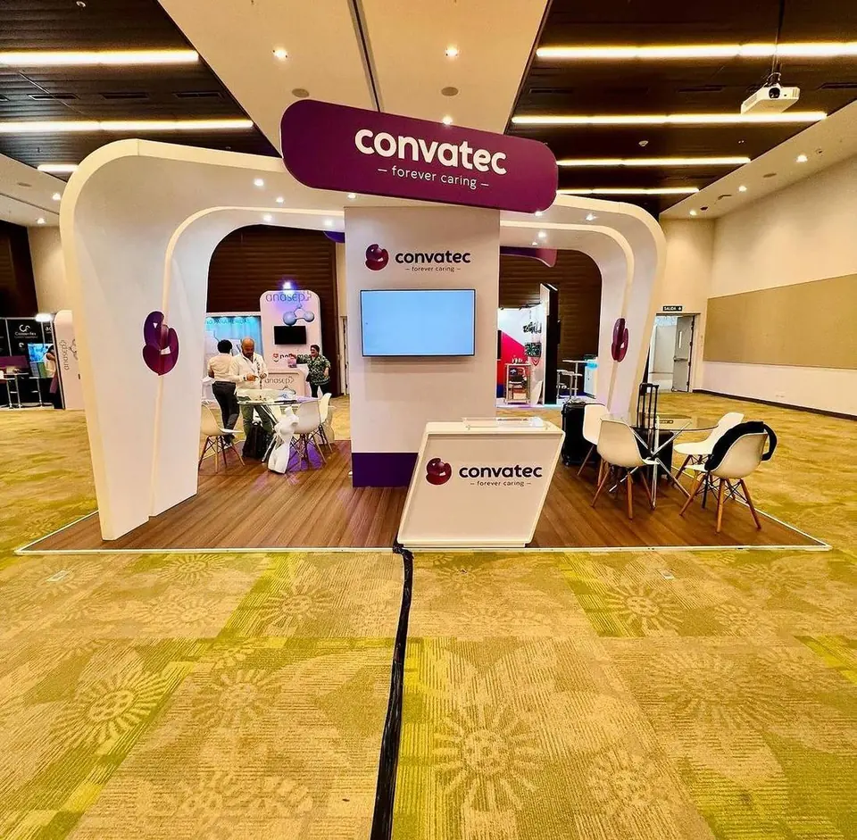 Stand de Convatec con estructura blanca de esquinas redondeadas y rótulo superior