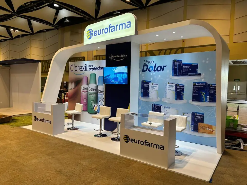 Stand de Eurofarma con arco curvo iluminado y exhibidores de producto