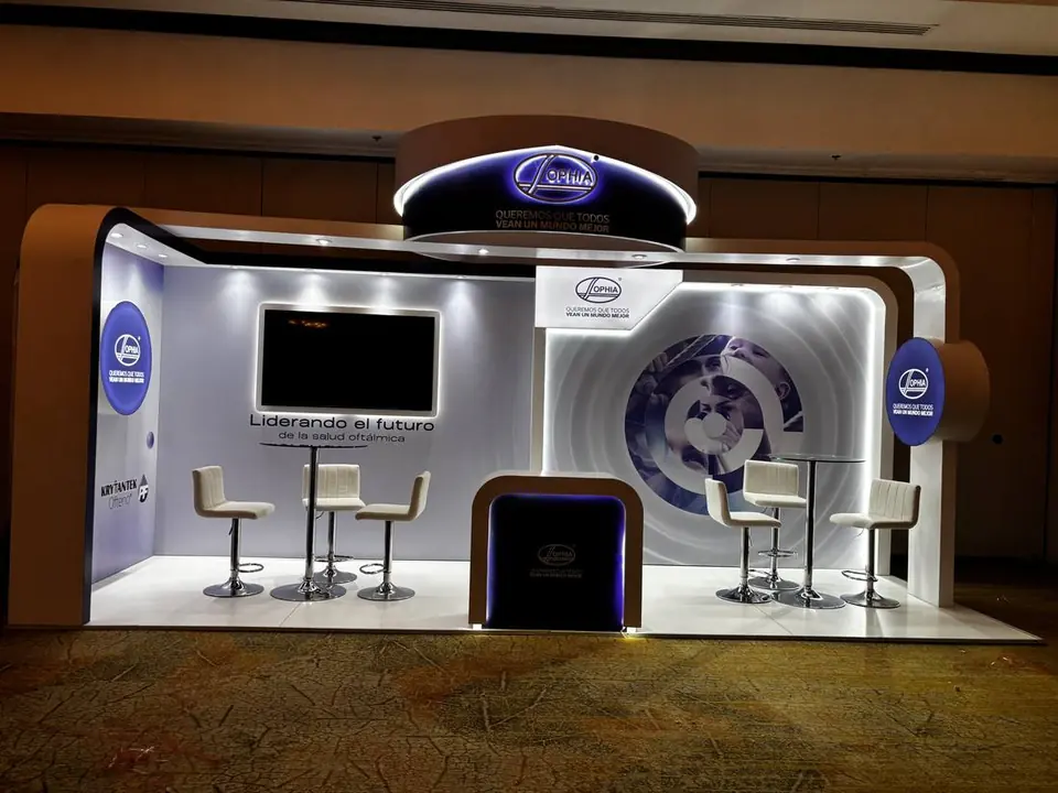 Stand de Laboratorios Sophia con cielo curvo retroiluminado y gráfica circular de marca